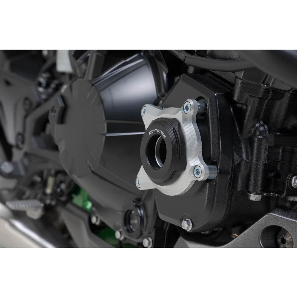 Engine case protector.Black/Silver. Kawasaki Z900 models (16-).(MSS.08.868.10001) Superseeded from SW-MSS0886810000