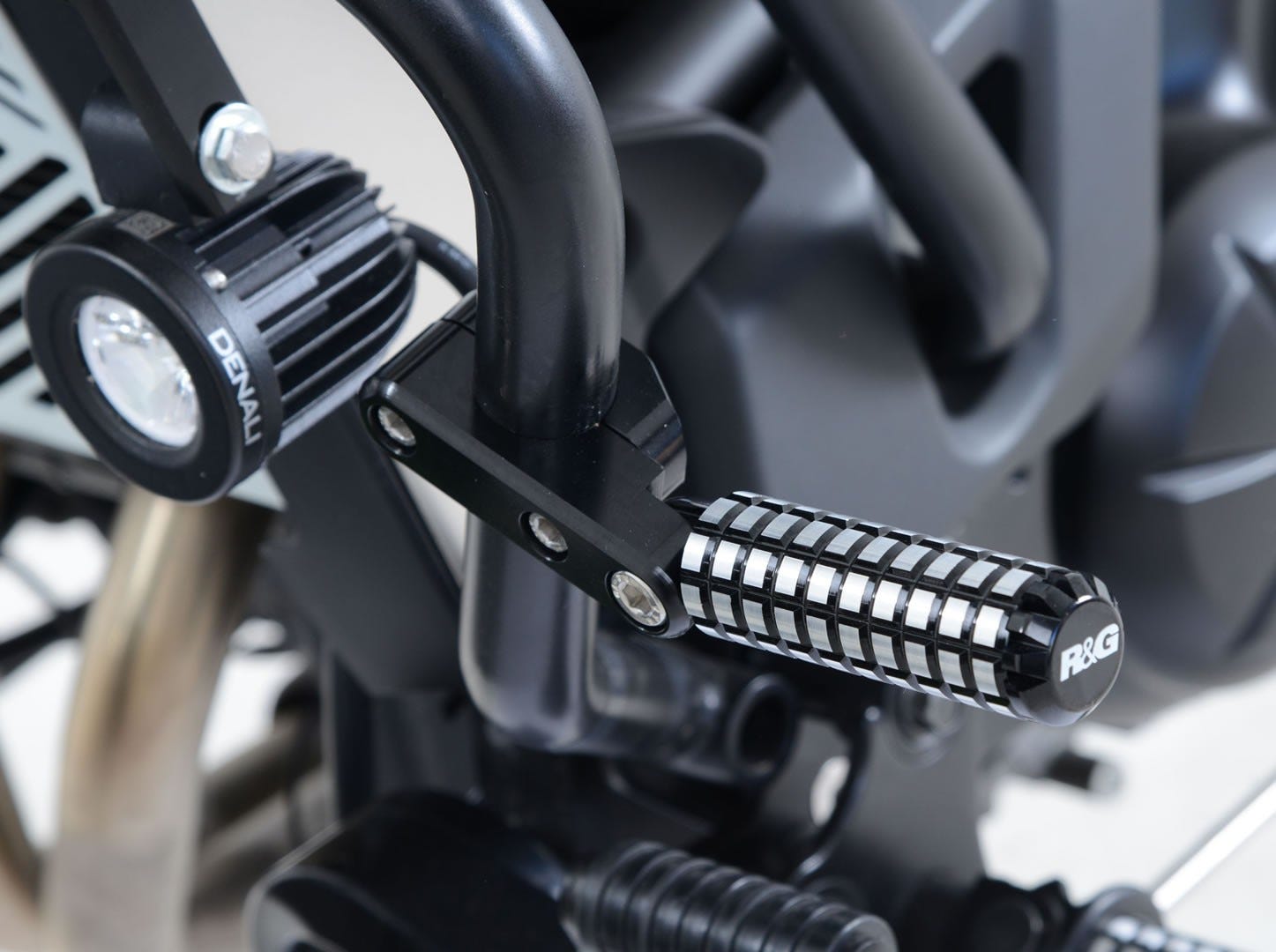HIGHWAY PEGS,SUIT 1in ENG/BARS