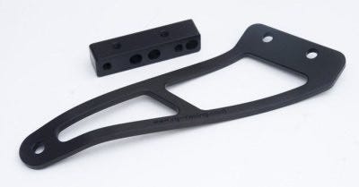 EXH HANGER YAM R6 03-05 BLK
